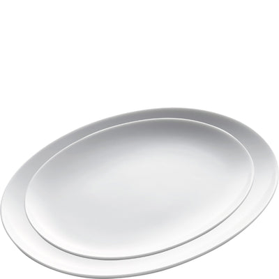 Ein ovaler, weißer Servierteller aus Keramik, der eine glatte Oberfläche hat und leicht gewölbt ist. Der Teller hat einen schlichten, modernen Stil ohne Verzierungen. Er eignet sich gut für die Präsentation von Speisen bei festlichen Anlässen oder im Alltag. Der Fokus des Bildes liegt auf der Form und der einfarbigen Gestaltung des Tellers.