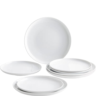 Eine Auswahl von fünf weißen, runden Tellern, die aufeinander gestapelt sind. Der oberste Teller ist größer und flach, während die unteren Teller in abnehmender Größe angeordnet sind. Alle Teller sind aus Porzellan und haben einen einfachen, eleganten Look ohne Dekoration. Der Hintergrund ist neutral, wodurch die Tellerauswahl klar im Fokus steht.