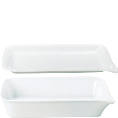 Zwei rechteckige, weiße Keramik-Schalen übereinander gestapelt. Die obere Schale hat einen flachen Rand, während die untere Schale leicht vertieft ist. Beide Schalen verfügen über praktische Griffe an den Längsseiten und sind für die Zubereitung oder Präsentation von Speisen geeignet. Der glatte, glänzende Oberflächenfinish sorgt für eine ansprechende Optik.