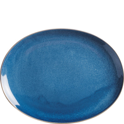 Ein ovaler Teller in einem tiefen Blau mit einer glatten Glasur und einer goldenen Randverzierung. Der Teller hat eine einheitliche, glänzende Oberfläche und zeigt eine sanfte ansteigende Wölbung zur Mitte hin. Ideal für das Servieren von Hauptgerichten oder als dekoratives Element.