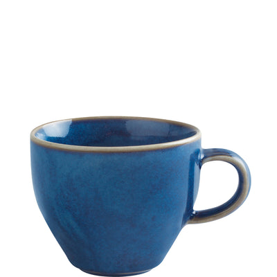 Eine blaue Keramiktasse mit einem leicht gebogenen Henkel. Die Tasse hat eine glänzende Oberfläche und einen helleren Rand. Sie steht auf einem weißen Hintergrund und wirkt schlicht und elegant, ideal für Kaffee oder Tee.