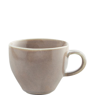 Eine einfarbige Kaffeetasse in sanften Erdtönen, die leicht glänzend ist. Die Tasse hat eine runde Form mit einem breiten Rand und einem stabilen, ovalen Henkel. Der Innenraum der Tasse ist leicht heller gehalten als die Außenseite. Der Boden ist flach, was für Stabilität sorgt. Sie steht auf einer weißen Unterlage und vermittelt einen minimalistischen, modernen Stil.