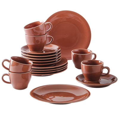 Set aus tiefbraunen Geschirrteilen, bestehend aus stapelbaren Tassen und Untertassen sowie mehreren flachen Tellern. Die Tassen sind in zwei Stilen gehalten, einige mit zwei Griffen. Das Geschirr ist aus Keramik und hat eine glänzende Oberfläche. Die Anordnung zeigt eine harmonische Kombination und betont die Farbe und Form der Teile.