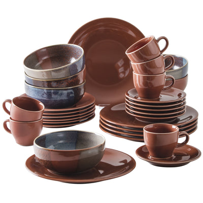 Eine diverse Geschirrkollektion besteht aus mehreren geschichteten Tellern, Schalen und Tassen in verschiedenen Brauntönen. Die Tassen sind stabeliert, während die Schalen und Teller unterschiedlich angeordnet sind. Einige Teile haben eine glänzende Oberfläche, während andere eine matte Textur aufweisen, die ein modernes Design vermittelt.