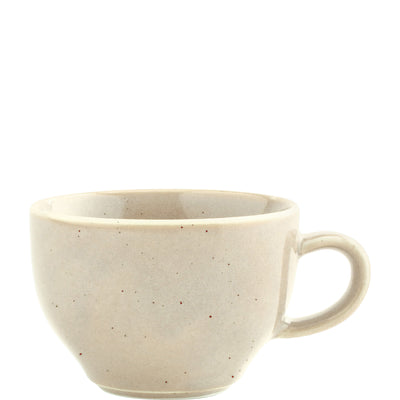 Eine schlichte, beige Tasse aus Keramik mit einer glatten Oberfläche und einem kleinen Henkel. Die Tasse hat eine runde Form und zeigt helle und dunkle Farbpunkte. Sie steht auf einem weißen Hintergrund und wirkt elegant und zeitlos. Ideal für heiße Getränke wie Tee oder Kaffee.