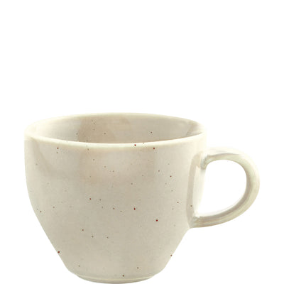 Einfach designte, runde Tasse aus hellem, mattem Keramikmaterial. Die Tasse hat eine glänzende Innenseite und eine grob strukturierte Außenseite mit kleinen roten Sprenkeln. Sie ist leicht krumm geformt und hat einen stabilen, runden Henkel auf der rechten Seite. Der Boden ist flach, sodass die Tasse sicher auf Oberflächen steht.