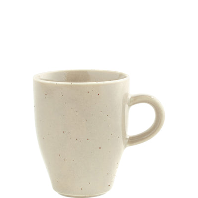 Eine helle, keramikartige Tasse mit einer leicht konischen Form. Die Tasse hat einen kleinen, runden Henkel und eine glatte Oberfläche mit feinen, dunklen Sprenkeln. Sie steht auf einer weißen Unterlage und reflektiert sanft das Licht. Ideal für Heißgetränke wie Kaffee oder Tee.
