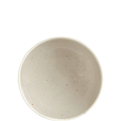 Eine runde, flache Schale aus hellem Keramikmaterial, die auf einem weißen Hintergrund abgebildet ist. Die Oberfläche ist unglasiert und zeigt eine matte Textur mit kleinen, feinen Sprenkeln in verschiedenen Schattierungen. Die Schale hat eine leicht gewölbte Form, ohne erkennbare Kanten oder Muster. Sie ist für den Einsatz als Geschirr oder dekoratives Element geeignet.