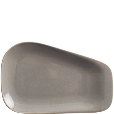 Ein graues, asymmetrisches Serviergericht mit sanften, abgerundeten Kanten. Die Oberfläche ist glänzend und reflektiert das Licht leicht. Der Teller hat einen modernen, minimalistischen Stil und eignet sich ideal für das Anrichten von Snacks oder Vorspeisen. Der Farbton ist ein mittleres Grau, das gut zu verschiedenen Tischdekoren passt.