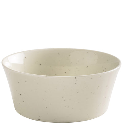 Ein flacher, runder Schüssel aus hellbeigem Keramikmaterial mit feinen, dunklen Sprenkeln. Die Schüssel hat eine schlichte Form ohne Griffe und einen leicht nach oben gewölbten Rand. Sie ist ideal für Snacks, Dips oder kleine Portionen von Lebensmitteln geeignet. Die glänzende Oberfläche reflektiert leicht das Licht.