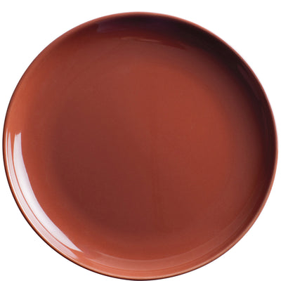 Ein runder, terrakottafarbenen Teller ohne Muster, der auf einem weißen Hintergrund liegt. Der Teller hat eine glatte Oberfläche mit leicht glänzendem Finish und zeigt sanfte Rundungen an den Rändern.
