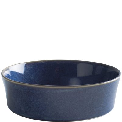 Ein rundes, tiefes Geschirr aus glasiertem Keramik in einem dunklen Blauton. Der Rand des Geschirrs ist leicht abgerundet und hat eine schmale, goldene Linie, die den eleganten Look unterstreicht. Der Innenraum ist glänzend und reflektiert Licht. Ideal für das Servieren von Beilagen oder Aufläufen. Das Geschirr steht auf einer flachen Basis und hat eine robuste Form.