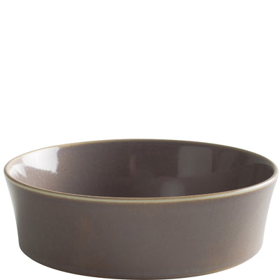 Ein runder, flacher Keramik-Servierteller in einem matten, dunklen Grauton. Der Teller hat einen schmalen, goldenen Rand, der ihm einen eleganten Akzent verleiht. Die Innenfläche ist glatt und glänzend, während die Außenseite eine matte Oberfläche zeigt. Der Teller eignet sich gut für die Präsentation von Speisen oder als dekoratives Element auf dem Tisch.