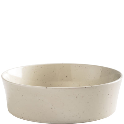 Ein schlichtes, rundes Geschirr aus weißem Keramikmaterial mit kleinen, dunklen Sprenkeln. Die Schüssel hat einen glatten, glänzenden Innenraum und einen leicht matten Außenteil. Sie ist vielseitig einsetzbar, beispielsweise für Salate, Desserts oder Beilagen, und hat einen modernen, minimalistischen Look.