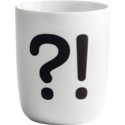 Ein einfacher, weißer Becher mit einem schwarzen Fragezeichen und Ausrufezeichen auf der Vorderseite. Der Becher hat eine glatte Oberfläche und eine runde Form. Die künstlerische Gestaltung vermittelt Neugier und Überraschung.