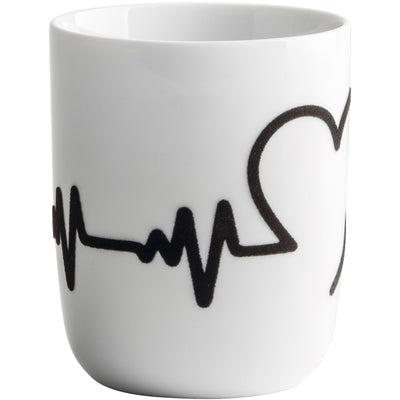 Weißer Kaffeebecher mit einem schwarzen Design, das ein EKG-Symbol und ein Herz darstellt. Der Becher hat eine schlichte, moderne Form und ist auf der Oberfläche glatt. Das Motiv symbolisiert Gesundheit und Lebensfreude.
