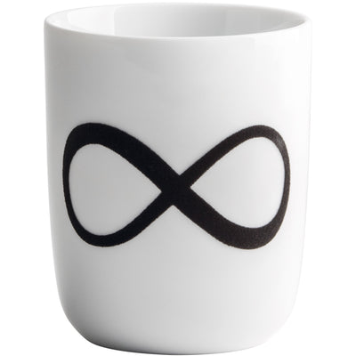 Weißer Becher aus Keramik mit schwarzem Unendlichkeitssymbol darauf. Der Becher hat eine glatte, glänzende Oberfläche und eine schlichte, runde Form. Er ist schlicht gehalten und eignet sich für heiße oder kalte Getränke. Die Darstellung des Unendlichkeitssymbols ist klar und gut sichtbar, was dem Becher eine moderne und bedeutungsvolle Note verleiht.