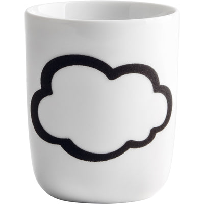 Ein weißer, runder Kaffeebecher aus Keramik mit einem stilisierten, schwarzen Wolkenmotiv. Der Becher hat eine glatte Oberfläche und ist ohne Henkel gefertigt. Das Wolkenmuster ist einfach gehalten und verleiht dem Design eine moderne, minimalistische Ausstrahlung.