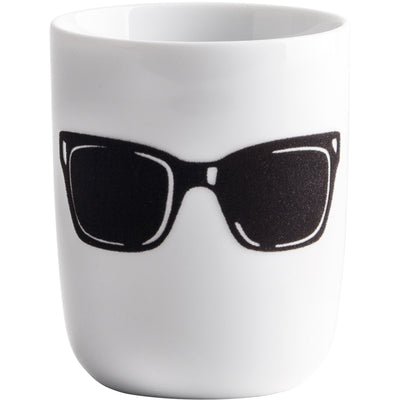 Weiße Tasse mit schwarzem Aufdruck, der eine Sonnenbrille darstellt. Die Tasse hat eine schlichte Form und der Aufdruck zeigt die Sonnenbrille in klassischem Stil. Ideal für Fans moderner und minimalistischer Designs oder als Geschenk für Sonnenbrillenliebhaber.