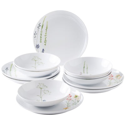 Ein stapelbares Geschirrset mit insgesamt sieben Tellern. Oben ein großer flacher Teller mit zarten Blumenmustern in blau und grün. Darunter sechs tiefere Schalen in zwei Größen, die ebenfalls mit verschiedenen floralen Motiven in Pastellfarben verziert sind. Das Geschirr ist aus weißem Porzellan und zeigt eine harmonische und natürliche Ästhetik.