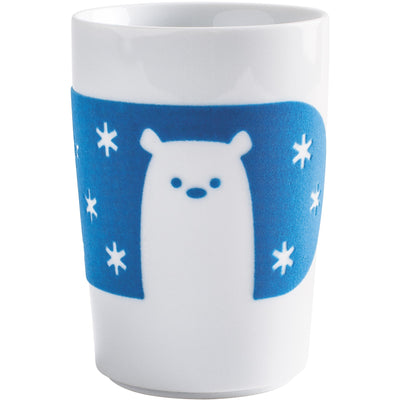 Ein weißer Becher aus Keramik mit blauer Dekoration. Auf der Vorderseite ist ein stilisierter, süßer Eisbär abgebildet, umgeben von kleinen, weißen Schneeflocken. Der Becher hat eine schlichte, aber ansprechende Form und eignet sich für warme oder kalte Getränke.