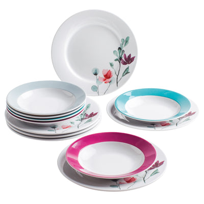 Eine farbenfrohe Geschirrkollektion bestehend aus mehreren Tellern, die übereinander gestapelt sind. Die oberen Tellern sind in sanften, unterschiedlichen Farben gehalten, darunter blau und pink, während die unteren Teller florale Muster mit bunten Blumenmotiven zeigen. Ein flacher Teller ohne Muster liegt hinter den anderen. Das Geschirr hat eine elegante, moderne Ästhetik.