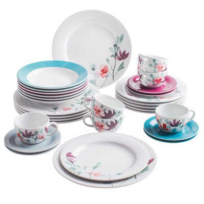 Eine Auswahl an Geschirr, bestehend aus weißen Tellern und Tassen mit bunten Blumenmotiven. Im Vordergrund stehen zwei Tassen mit Untertassen, eine in Türkis und eine in Rosa, sowie große flache Teller. Im Hintergrund sind stapelnde Teller in unterschiedlichen Farben wie Blau und Rosa angeordnet. Das Geschirr vermittelt einen frischen und modernen Eindruck.