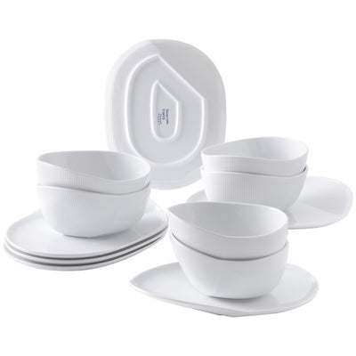 Set aus weißem Geschirr bestehend aus mehreren tiefen und flachen Tellern sowie Schalen. Die Schalen haben eine elegante, geschwungene Form und sind stapelbar. Im Hintergrund liegt ein ovaler, flacher Teller. Das Geschirr besitzt eine feine Oberflächenstruktur, die Licht reflektiert. Ideal für die Tischdekoration oder den alltäglichen Gebrauch.