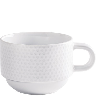 Eine schlichte, weiße Keramiktasse mit einem reliefartigen Muster aus kleinen, geometrischen Formen. Die Tasse hat einen stabilen Henkel und eine glatte Innenfläche. Sie steht auf einer flachen Oberfläche und hat einen runden, leicht nach innen gewölbten Boden. Das Licht sorgt dafür, dass die Oberfläche der Tasse leicht glänzt und die texturierte Außenseite hervorgehoben wird.