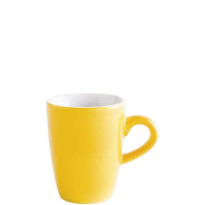 Eine leuchtend gelbe Tasse mit einem weißen Innenraum steht auf einem neutralen Untergrund. Die Tasse hat eine gerade Form und einen schmalen, halbrunden Henkel. Sie ist ideal für Kaffee oder Tee und strahlt eine freundliche und einladende Atmosphäre aus.