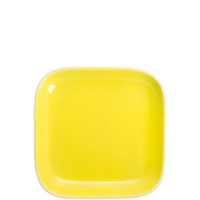 Ein quadratischer Teller in leuchtendem Gelb mit abgerundeten Ecken. Die Oberfläche ist glänzend und reflektiert Licht, wodurch die Farbe lebhaft zur Geltung kommt. Der Teller steht auf einem weißen Hintergrund und hebt sich deutlich ab. Ideal für den Einsatz bei Tischdekorationen oder für das Servieren von Snacks.