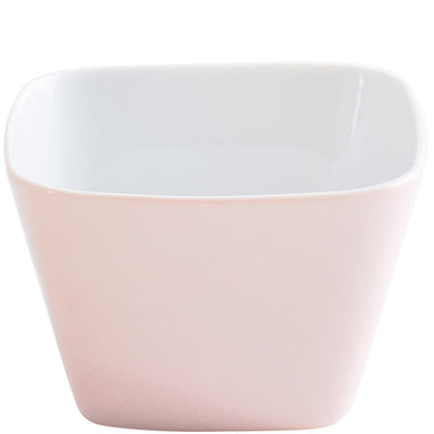 Eine quadratische Schale mit einer sanften, rosafarbenen Außenseite und einer weißen Innenseite. Die Schale hat abgerundete Kanten und steht auf einer geraden Unterlage. Der Hintergrund ist einfarbig, was den Fokus auf die Schale legt. Sie eignet sich ideal für Snacks oder kleine Portionen.