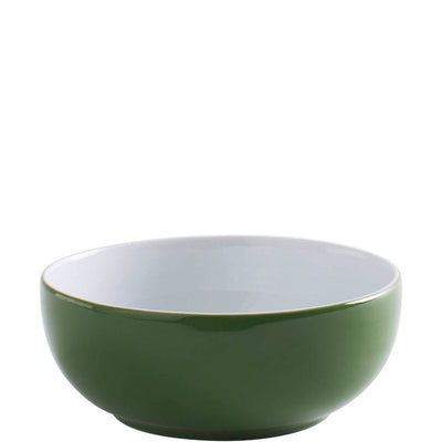 Eine grüne Schüssel mit glänzender Oberfläche. Die Außenseite ist einheitlich grün, während die Innenseite weiß ist. Die Schüssel hat einen breiten Rand und eine runde Form, geeignet für die Präsentation von Speisen. Der Hintergrund ist neutral, was die Schüssel hervorhebt.