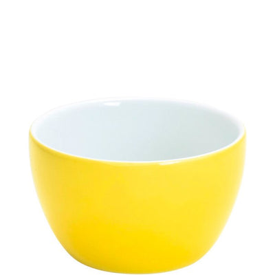 Ein einfaches, rundes Schälchen aus glänzendem Keramikmaterial. Die Außenseite ist leuchtend gelb, während die Innenseite weiß ist. Das Schälchen hat eine glatte Oberfläche und eine sanfte, geschwungene Form, die gut in der Hand liegt. Es ist vielseitig einsetzbar, zum Beispiel für Snacks, Dips oder kleine Beilagen.