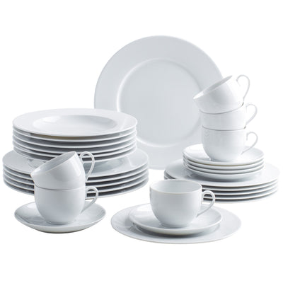 Ein Set aus weißen Tellern und Tassen ist auf einem Tisch angeordnet. Im Vordergrund stehen mehrere Unterteller mit Tassen darauf, während im Hintergrund Stapel von flachen Tellern und Schalen zu sehen sind. Die Geschirrteile sind einheitlich in weißer Farbe und wirken schlicht und elegant. Die Anordnung vermittelt einen organisierten und ansprechenden Eindruck, ideal für eine Tischdeckung.
