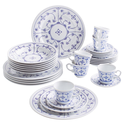 Eine elegant arrangierte Geschirrkollektion aus Porzellan mit blau-weißen Blumenmustern. Die Kollektion umfasst verschiedene Teller, darunter flache und tiefe, sowie Tassen und Untertassen. Im Hintergrund sind mehrere Tellerstapel sichtbar, während im Vordergrund Tassen, die auf einem kleinen Teller stehen, und eine größere Servierplatte zu sehen sind. Die feinen Details und filigranen Muster verleihen dem Geschirr einen klassischen, ansprechenden Look.