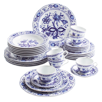 Ein Set aus feinem Porzellan mit blau-weißem floralem Muster. Das Geschirr umfasst große und kleine Teller, Suppenschalen und Tassen in unterschiedlichen Größen, die ordentlich gestapelt und arrangiert sind. Die zarten Motive sind detailliert und verleihen dem Geschirr einen eleganten Touch.