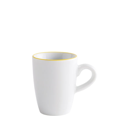 Eine schlichte, weiße Kaffeetasse aus Porzellan mit einem dünnen, gelben Rand am oberen Rand. Die Tasse hat einen stabilen, ergonomischen Henkel und steht auf einer flachen Unterlage. Der Hintergrund ist neutral und hebt die Tasse hervor. Die Tasse wirkt modern und minimalistisch, ideal für den täglichen Gebrauch oder besondere Anlässe.