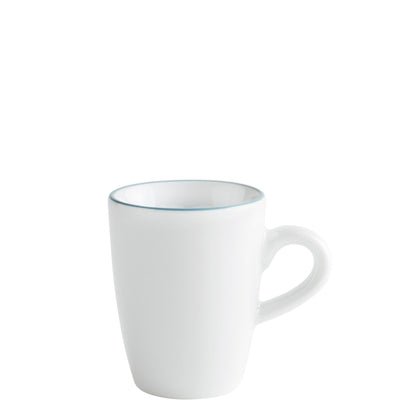 Einfacher, eleganter weißer Kaffeebecher mit blauen Akzenten am oberen Rand. Der Becher hat eine gerade Form und einen ergonomischen Griff, der bequem zu halten ist. Hintergrund ist neutral und hebt den Becher hervor. Ideal für heiße Getränke wie Kaffee oder Tee.