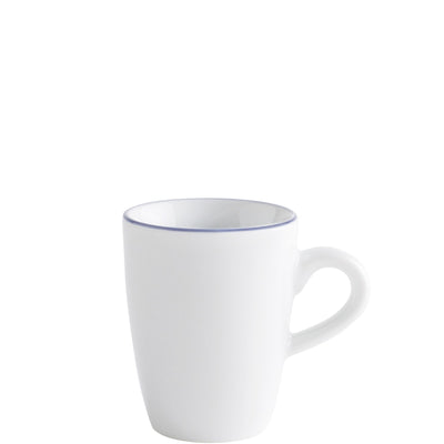 Eine schlichte, weiße Tasse mit gerader Form und einem dünnen, blauen Rand am oberen Ende. Die Tasse hat einen stabilen, bogenförmigen Henkel. Sie steht auf einer flachen Oberfläche und reflektiert sanft das Licht, wodurch eine moderne und elegante Ästhetik entsteht. Ideal für Kaffee oder Tee in einem minimalistischen Umfeld.