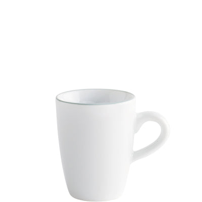 Ein einfaches, schlankes, weißes Kaffeebecher mit einem runden Rand und einem ergonomischen Henkel. Der Becher hat eine glatte Oberfläche und ist auf einer neutralen, hellen Fläche platziert. Er ist für heiße Getränke geeignet und zeigt kein Dekor oder Muster, was ihm ein elegantes und modernes Aussehen verleiht.