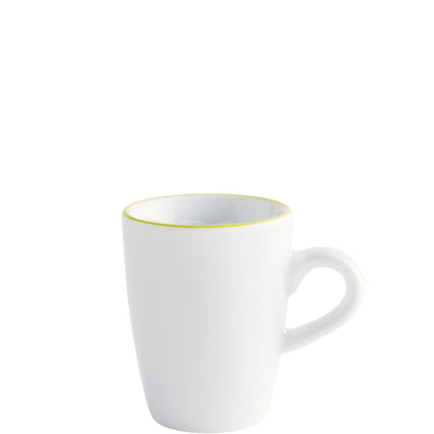 Eine schlichte, weiße Kaffeetasse mit einem grünen Rand. Die Tasse ist zylindrisch geformt und hat einen stabilen Henkel. Sie steht auf einer hellen Oberfläche. Der Innenraum der Tasse ist ebenfalls weiß und reflektiert das Licht leicht.