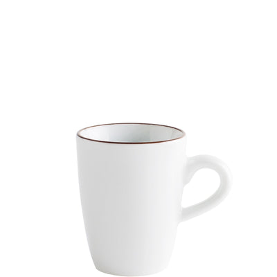 Ein schlichter, weißer Kaffeebecher mit einem dünnen, braunen Rand am oberen Ende. Der Becher hat eine klassische Form mit einem ergonomischen Henkel. Er steht auf einer neutralen Oberfläche und reflektiert sanft das Licht. Der Innenraum des Bechers ist ebenfalls weiß. Der Becher wirkt modern und zeitlos, geeignet für den täglichen Gebrauch.