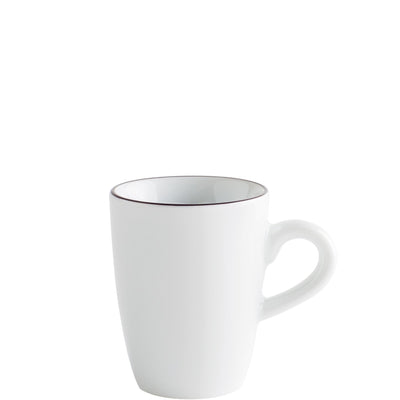 Ein schlanker, weißer Kaffeebecher steht aufrecht. Der Becher hat eine klare Form und eine feine, dunkle Linie am oberen Rand, die ihm einen eleganten Akzent verleiht. Der Henkel ist ergonomisch geformt und gut sichtbar. Der Hintergrund ist neutral und lenkt nicht vom Becher ab.