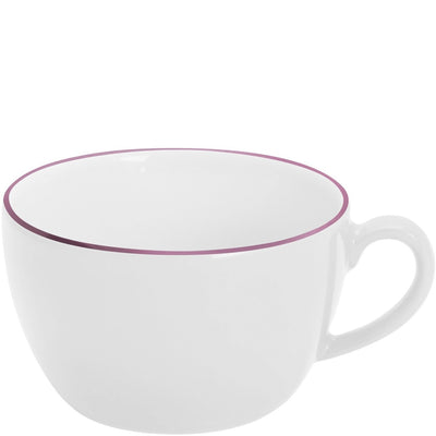 Eine weiße Keramiktasse mit einer schmalen, lila Umrandung am oberen Rand. Die Tasse hat eine runde Form und einen stabilen Henkel auf der rechten Seite. Der Hintergrund ist neutral, um die Tasse hervorzuheben.