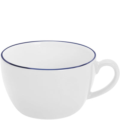 Ein schlichtes, weißes Kaffeetasse mit einem feinen blauen Rand. Die Tasse hat eine runde, offene Form und eine klassische Henkel. Der Innenraum ist ebenfalls weiß. Diese Tasse eignet sich ideal für Heißgetränke und bringt eine elegante Note auf den Tisch.