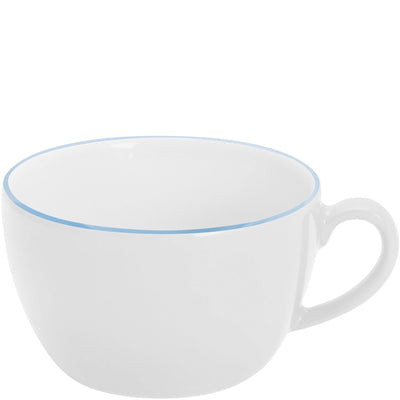 Eine weiße Tasse mit einem schmalen himmelblauen Rand am oberen Rand. Die Tasse hat ein einfaches, elegantes Design und einen Griff auf der rechten Seite. Sie steht auf einer neutralen Oberfläche und hat keinen Inhalt. Die Innenseite der Tasse ist ebenfalls weiß.
