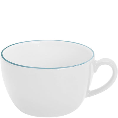 Ein schlichtes, weißes Tassenmodell mit einem sanften, hellblauen Rand. Die Tasse hat einen ergonomischen Griff und eine runde Form. Sie steht auf einer glatten Oberfläche und scheint leer zu sein. Die Abbildung vermittelt eine minimalistische und elegante Ästhetik, ideal für Kaffee oder Tee.