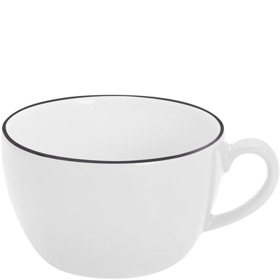 Eine weiße Keramik-Tasse ohne Füllung steht auf einem weißen Hintergrund. Die Tasse hat eine runde Form und ist am oberen Rand mit einem schmalen schwarzen Streifen verziert. Sie besitzt einen stabilen Henkel auf der rechten Seite. Die Innenseite der Tasse ist ebenfalls weiß.