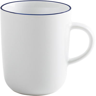 Ein schlichter, weißer Keramikbecher mit einem blauen Rand am oberen Rand. Der Becher hat eine gerade Form ohne Dekoration und ist innen ebenfalls weiß. Er steht auf einem neutralen Untergrund und zeigt eine glatte Oberfläche, die leicht glänzt. Ideal für heiße Getränke wie Kaffee oder Tee.